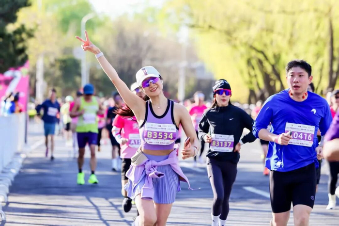 跑者胸前的号码布成为串联起海淀区吃住行游购娱全场景的“专属消费通行证”。图源：北京市海淀区商务局