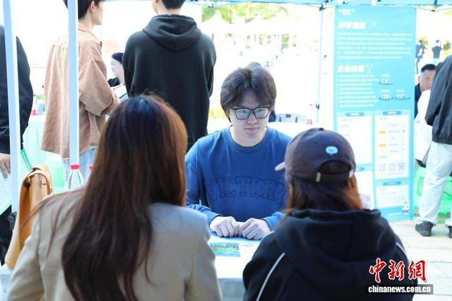 图为“侨联百校万企产才融合对接会”现场。梁钦卿 摄