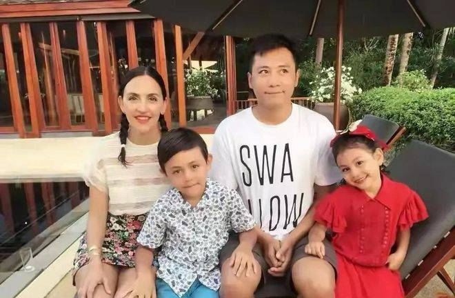  安娜的配文特别打动人心，没有任何华丽的辞藻，只是直白地写下：生日快乐，刘烨，我的爱。健康，快乐，幸福，我的爱。能在婚姻多年之后，仍然大方地表达这种直白的爱意，比任何绚丽的情话都来得更深刻。很多人感叹婚姻到最后只剩下亲情，而他们却是亲情与爱情兼具，甜得毫不刻意。 不少网友还回忆起小时候的诺一，那个带着东北口音的小混血王子，曾圈了一大票姨母粉。谁能想到，当年的小不点如今已长得快和爸爸一样高，妹妹也从小女孩长成亭亭玉立的大姑娘。这样的星二代成长，没有被过度曝光和炒作，而是安安静静地随父母过日子，让人忍不住好感度爆表。 回想上一次看到刘烨一家四口完整同框，还是很多年前，那时诺一和霓娜还小小的，牵手都要踮起脚尖。如今再看，小伙子和大姑娘都快长成模样优雅、气质出众的青少年，遗传了父母的好基因。更令人感动的是，一家人之间的轻松自然感依旧如昔。能在娱乐圈保持这样舒服、自然的家庭氛围，真的太少见，说一句模范家庭毫不过分。 如今的娱乐圈，离婚和绯闻几乎每天都有，让人刷久了很容易对婚姻失去信心。但一看到刘烨安娜这一家子，瞬间就觉得原来娱乐圈里也有这么踏实过日子的明星夫妻。他们没有刻意立恩爱人设，没有炒作话题博流量，而是过着平淡而真实的日常，反而最能戳中人心里柔软的地方。