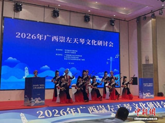 图为天琴弹唱表演。黄令妍 摄