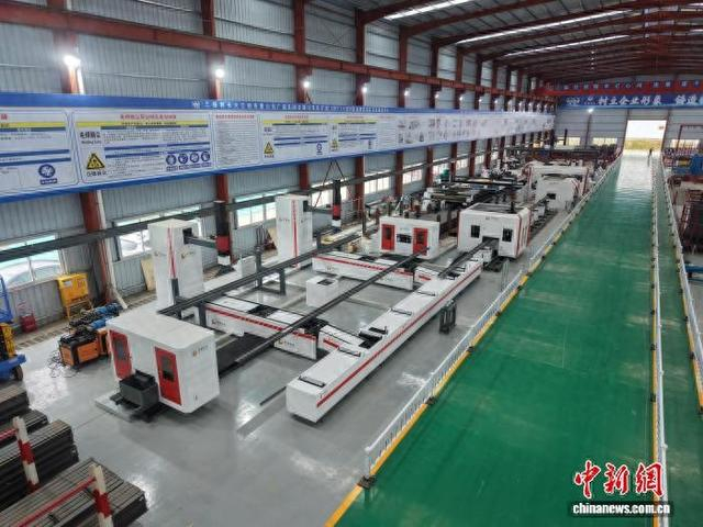 隧道拱架无人化智能生产线。叶虹君 摄