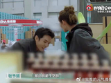 张予曦翻找物品显可爱咪感