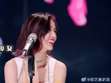 赤脚少女吴宣仪，听到孔潇一说没穿鞋，真是尴尬的一批！
