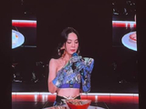 Ella南京演唱会现场吃鸭血粉丝汤逗乐观众
