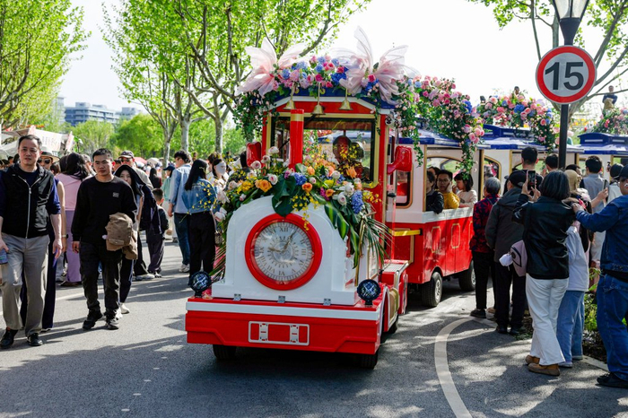 4月18日，前滩休闲公园人山人海。