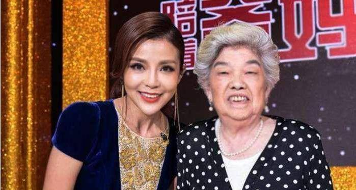  尽管身体不适，朱迅依然不放弃自己的梦想。她通过朋友的推荐，成功进入了日本广告协会，并开始了主持生涯。从1993年开始，她的主持才能得到了锤炼，几年间，朱迅从一个无名小卒成长为日本电视界的知名主持人。 然而，就在她事业如日中天的时候，朱迅却接到了父亲的电话，告知她母亲病重。1999年，朱迅毅然决定放下国外的事业，回到国内陪伴家人。回国后的她，开始主持《正大综艺》与《全国青年歌手电视大奖赛》等多个节目，并且在这过程中不断提升自己，逐渐成为央视炙手可热的主持人。 然而，命运似乎从未善待过朱迅。在2007年，她再次被确诊为甲状腺癌。面对这个沉重的打击，医生告诉她必须尽快治疗，因为癌瘤已经与声带相连。但朱迅依然选择了先完成工作再治疗，这一拖就是一个月。当时，身边的人都为她捏了一把冷汗，心疼不已。 这一次与癌症的抗争依旧没有让朱迅倒下。她不仅迅速恢复并投入工作，还在2009年首次担任了央视春晚的主持，此后，她每年都会主持春晚，成为了央视春晚的专业户。 **携手同行，共享人生** 如今，已经47岁的朱迅，在家人眼中依旧是那个为了梦想而忍受一切困难的坚强女孩。从她小时候大姐鼓励她参演电影，到成年后母亲尊重她人生选择的支持，家人一直是她最坚强的后盾。 2003年，朱迅与央视同事王志喜结婚，并育有一子。两人在同一单位工作，丈夫王志喜对她的职业能力感到钦佩，更深知她走到今天不易。对于朱迅的坚持与努力，王志喜深感心疼，但也一直在她身边默默支持。 朱迅的故事无疑是一种激励，它向我们展示了一个坚韧不拔、不屈不挠的女性形象，她的每一次奋斗和坚持，都是普通人追梦路上的缩影。面对生活中的困境，我们每个人都可以从朱迅的经历中汲取力量，勇敢前行，不负此生。