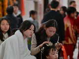 奔跑吧14海南站:张真源单手撕白鹿名牌,绅士对决显眼包,互怼姐弟太绝了!_场面_互动_网友