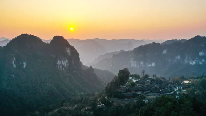 这是2025年1月1日在湖南省花垣县十八洞村拍摄的日出景象（无人机照片）。新华社发（龙恩泽 摄）