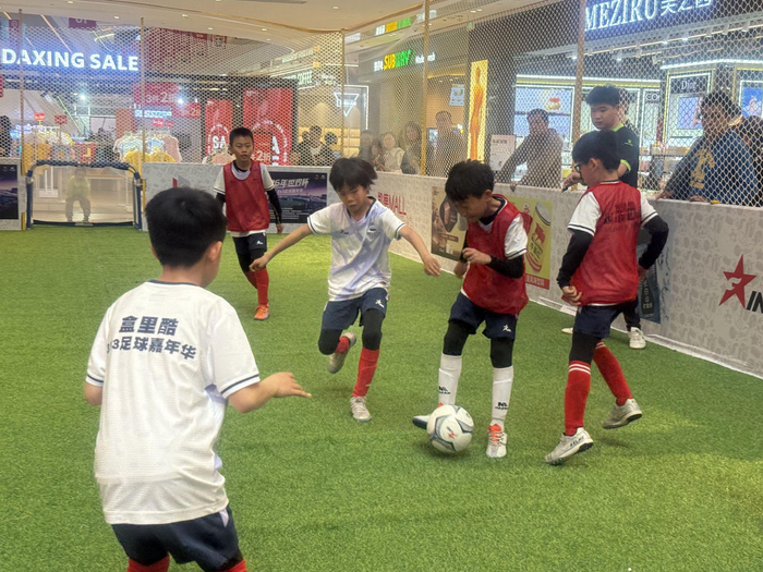 3V3足球赛在商场里进行。新京报记者 陈琳 摄