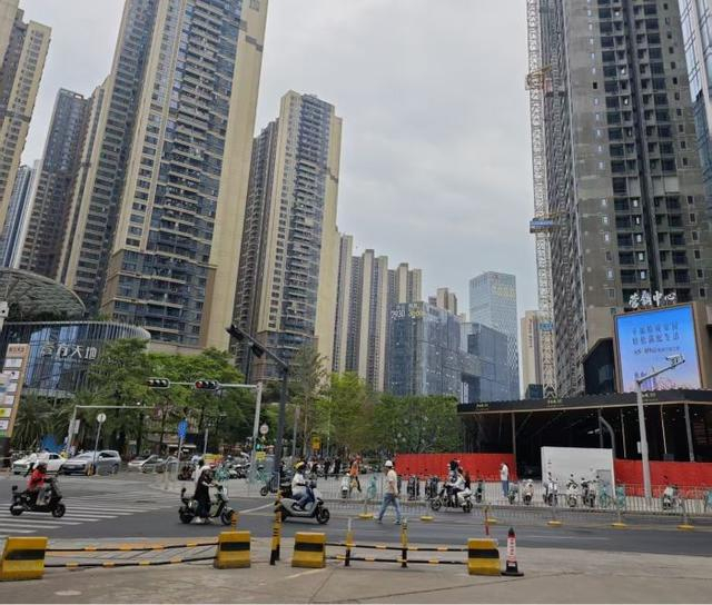 幸福城臻园与核心商圈一路之隔。黄指南/摄