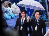 北影节张若昀白客穿工服亮相,网友:别人走红毯,他俩来加班