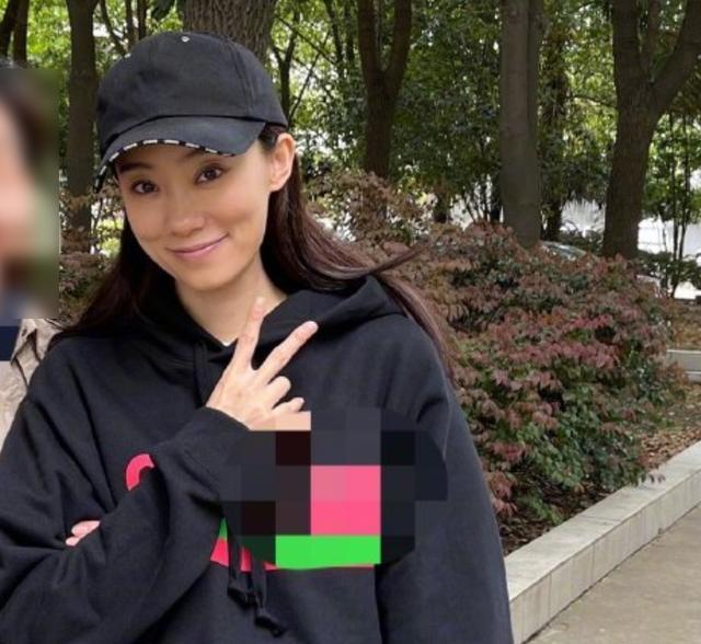 张小斐被路人偶遇拍照，并全素颜低调出镜，这颜值状态我慕了|娱乐圈|贾玲|你好，李焕英|杨幂|袁姗姗_新浪娱乐_新浪新闻