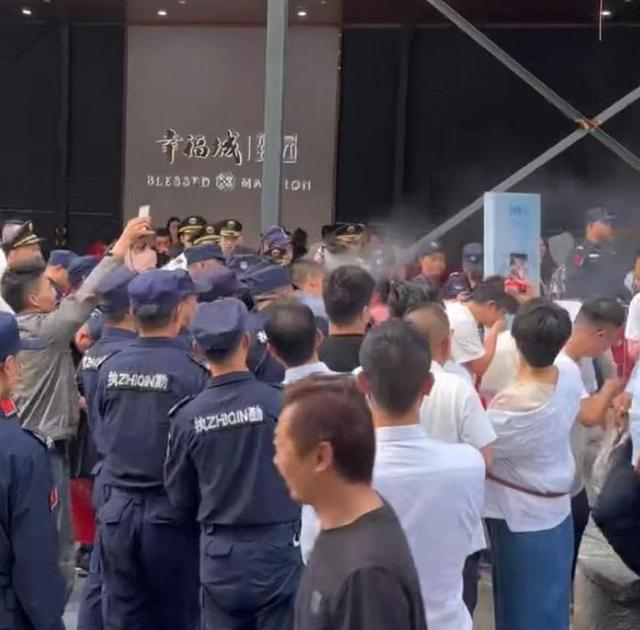 幸福城臻园保安辣椒水驱客。业主供图