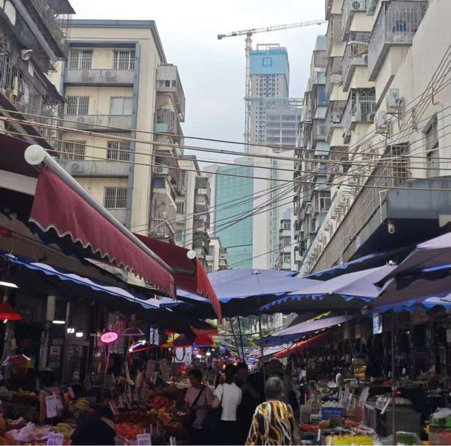 后方高层在建为幸福城臻园项目。黄指南/摄