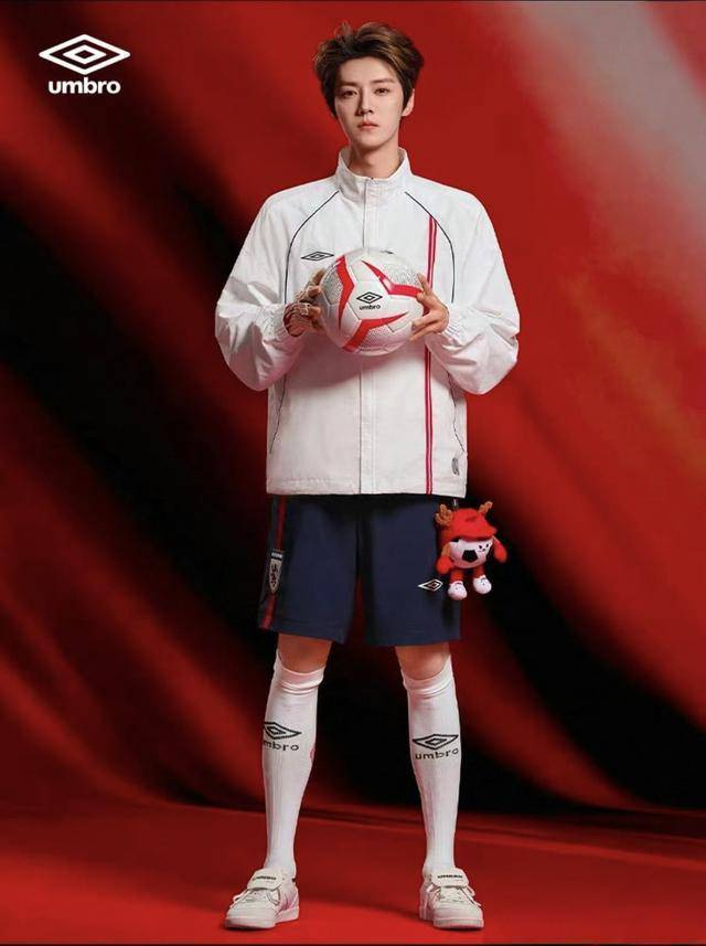  如今，近十年过去，鹿晗早已从青涩偶像成长为娱乐圈的前辈，但他的幕后故事依然牵动着无数粉丝的心。无论是品牌花絮、综艺路透，还是演唱会纪录片，粉丝们始终希望看到的是那个真实、努力、闪闪发光的他。 今天发布的正红当燃花絮，再次让我们看到了鹿晗一如既往的绝佳状态与专业态度。而粉丝们的热情反馈也证明，好的内容永远有市场。希望工作室能够听到粉丝们的心声，在未来的物料中少一些失焦，多一些聚焦，让这个出道多年的顶流，继续在属于他的舞台上，燃烧出更加耀眼的火花。