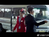 空姐关晓彤开红酒，邱泽忍不住大笑教它开瓶盖！