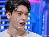 六人接受转盘惩罚，选中黄明昊龚俊，这也太倒霉了！