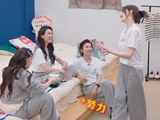 李小冉跳心愿便利贴逗组员开心，“你看你是不是笑了”