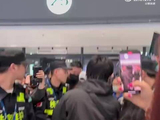 73岁赵雅芝机场被挤险些摔倒，凌晨报平安显温柔