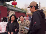 金莎与孙承潇妈妈似姐妹，穿搭不当显年龄韵味
