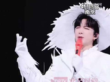 刘宇宁南京巡演吐槽演出服掉毛引全场大笑