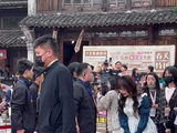 李艺彤活动路透谦逊鞠躬显教养