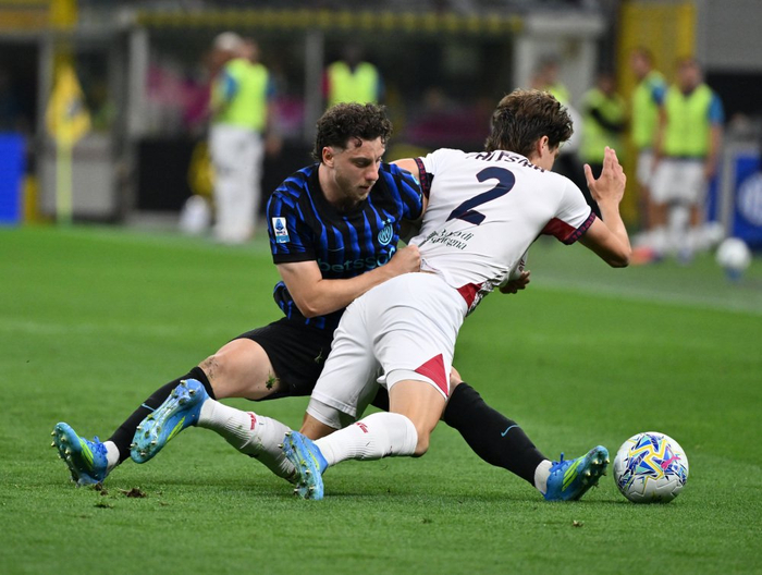 4月17日，国际米兰队球员奥古斯托（左）与卡利亚里队球员帕莱斯特拉在比赛中拼抢。新华社发（阿尔贝托·林格利亚摄）