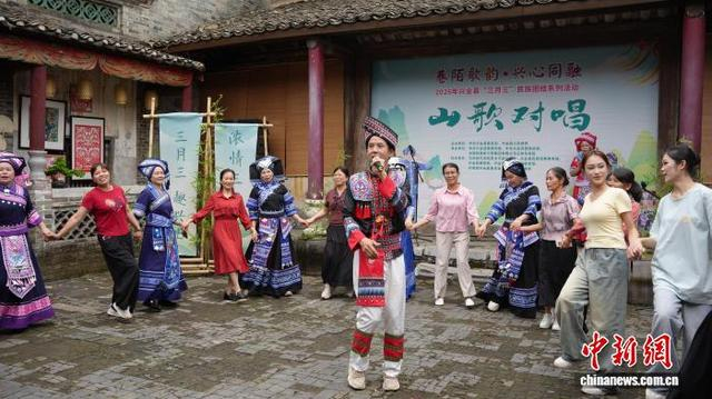 图为民众在唱山歌。何雯雯 摄