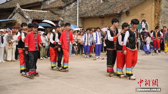 图为三人板鞋竞技现场。何雯雯 摄