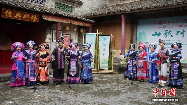 图为民众在对唱山歌。何雯雯 摄