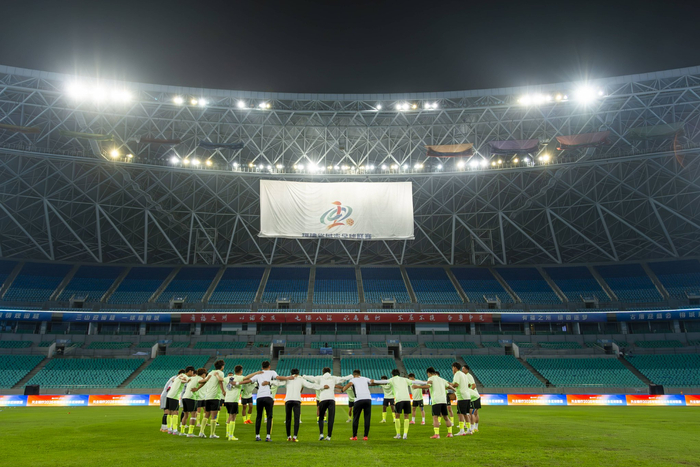 4月18日，福州队球员在训练时集结。 新华社记者 魏培全 摄