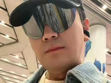 杨子周末带俩娃出行，小儿子长相随黄圣依，五官精致非常帅气