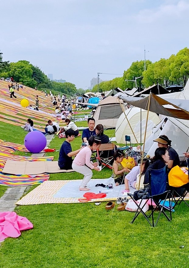 草坪被五颜六色的帐篷和气球填满，场面非常壮观。