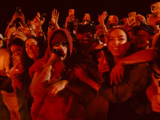 贾斯汀·比伯在科切拉第二周表演中与粉丝的互动细节有哪些？