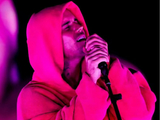 贾斯汀·比伯在科切拉现场为碧梨演唱了哪些歌？