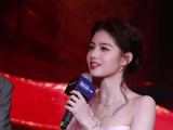 艾米：感觉远远的地方就传来一阵歌声，发现是他（侯明昊）曼妙的歌喉