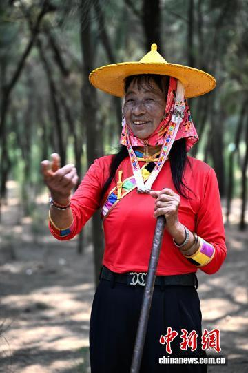 4月14日，福建省惠安县小岞林场场长陈丽英正在介绍小岞林场的故事。 中新网记者 张斌 摄