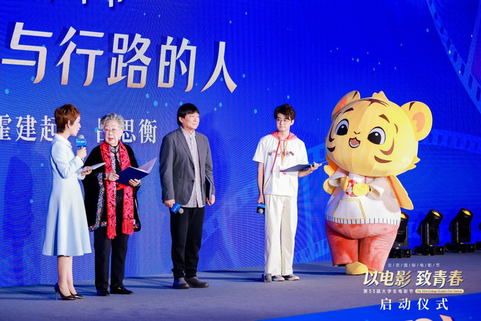 大影节创始人黄会林（右二）、著名导演霍建起（左二）发言