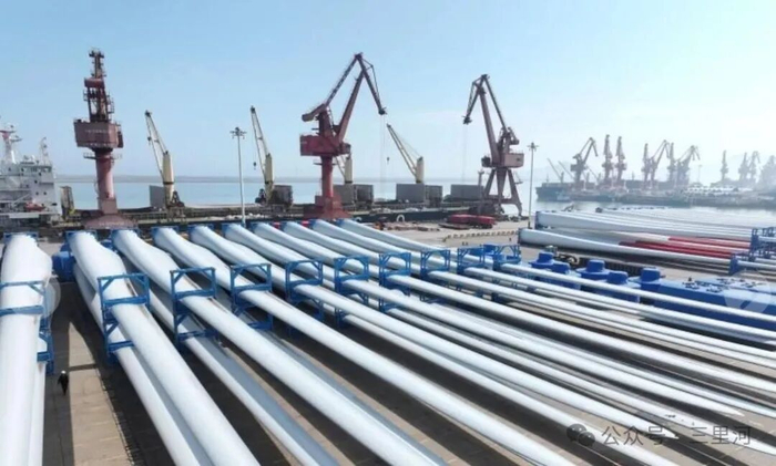 4月15日，在江苏省连云港港东方港务分公司码头，大批风电设备集港准备装船。中新社 王春 摄
