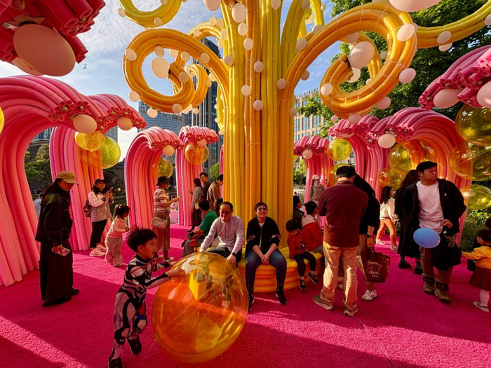 4月18日，上海新天地，游客打卡艺术装置。澎湃新闻记者 陈悦 图