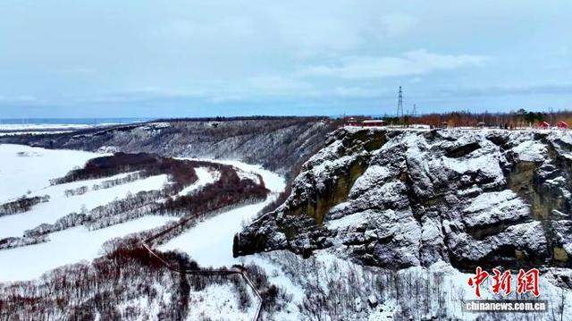 4月20日，大兴安岭呼玛县迎来降雪天气，鹿鼎山景区内，白雪与青山相互交织，宛如一幅浑然天成的水墨画卷。 王婷 摄