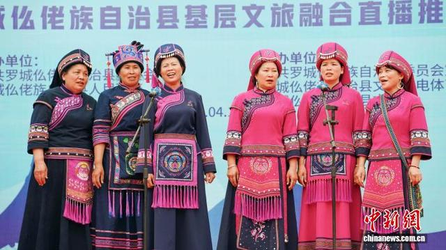 图为民众在演唱仫佬族古歌。覃义琛 摄