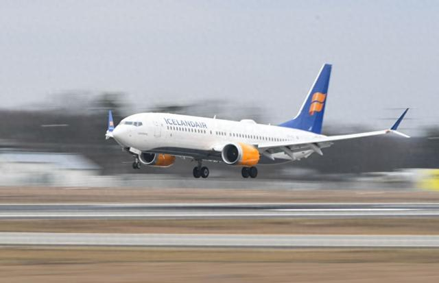 2022年1月17日，一架冰岛航空公司的飞机抵达德国法兰克福机场。新华社记者逯阳摄