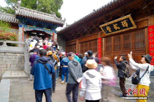 图为游客在少林寺参观拍摄。中新社记者 范晓恒 摄