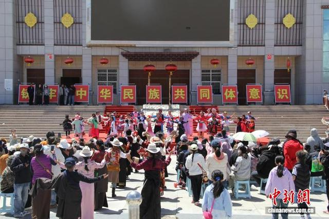 图为各民族传统服饰展演现场。孙彩霞 摄