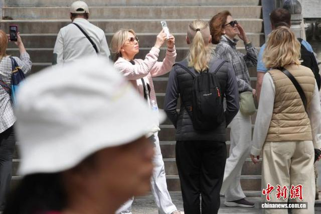 图为中外游客在少林寺参观。中新社记者 李超庆 摄