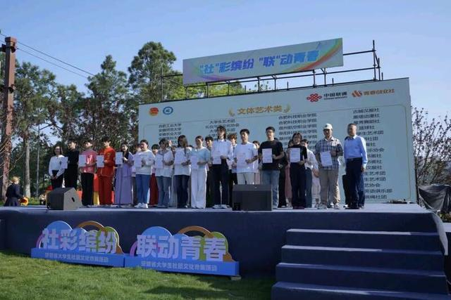 为优秀社团颁发证书。主办方供图