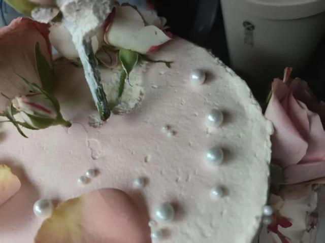 消费者投诉花被直接插在蛋糕上。资料图片