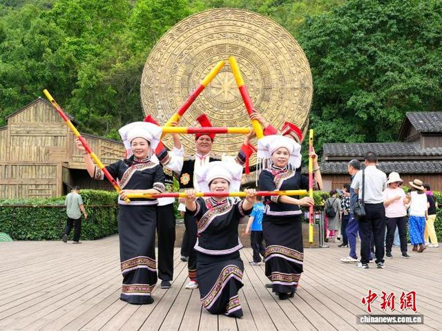 图为民俗表演。李源 摄