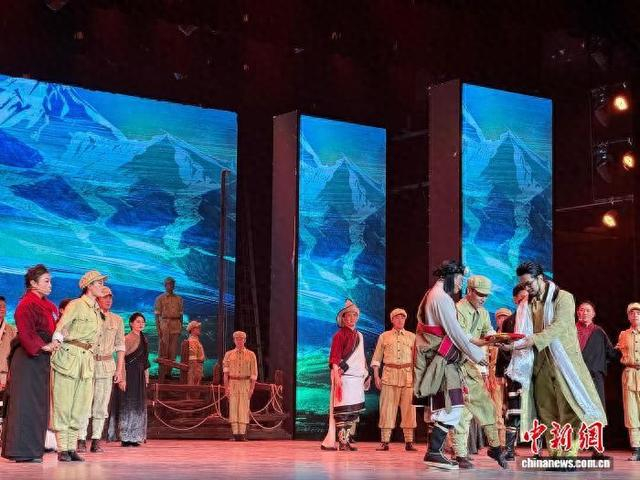 图为大型情景歌舞诗《果洛·果洛》一幕。祁绣娟 摄